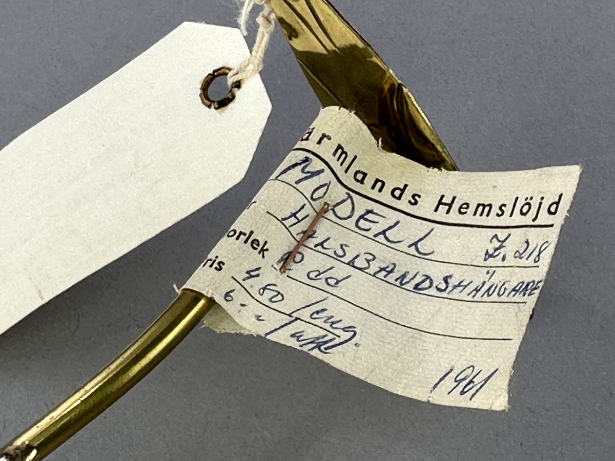 Smyckehängare av mässing.