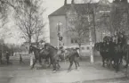 Norrlands dragoner (K 8) på högtidsparad genom Umeå. Standarförare Vogel syns snett framför standaret, följd av major Knöös.