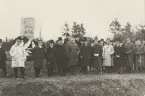 Gruppfoto vid den minnesstenen vid Gemänterhof