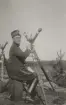 Kapten Yngve Stiernspetz vid en skyttegravskikare, omkring 1925.