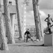 Lekande barn vid Lennart Källströms bronsskulptur 