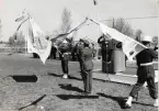 Fanöverlämning  P 1 Göta livgarde, Enköping. Kungen Karl XVI Gustaf överlämnar fanan, 1975.
