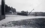 Stridsvagn m/1942 med hemmabyggd broläggningsanordning på fält, 1944.