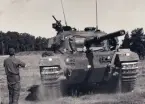 Stridsvagn 102 Centurion kör över ett fält.