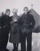 Tre män i vinteruniform poserar utanför ett tält, 19401941.