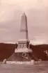 Monument i obeliskform.