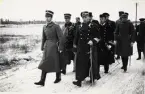 På väg till monumentet med kransar, bild från avtäckningen av monumentet vid Narva 20 november 1936.