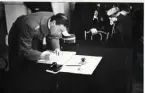 Undertecknande av dokument vid avtäckningen av monumentet i Narva den 20 november 1936.