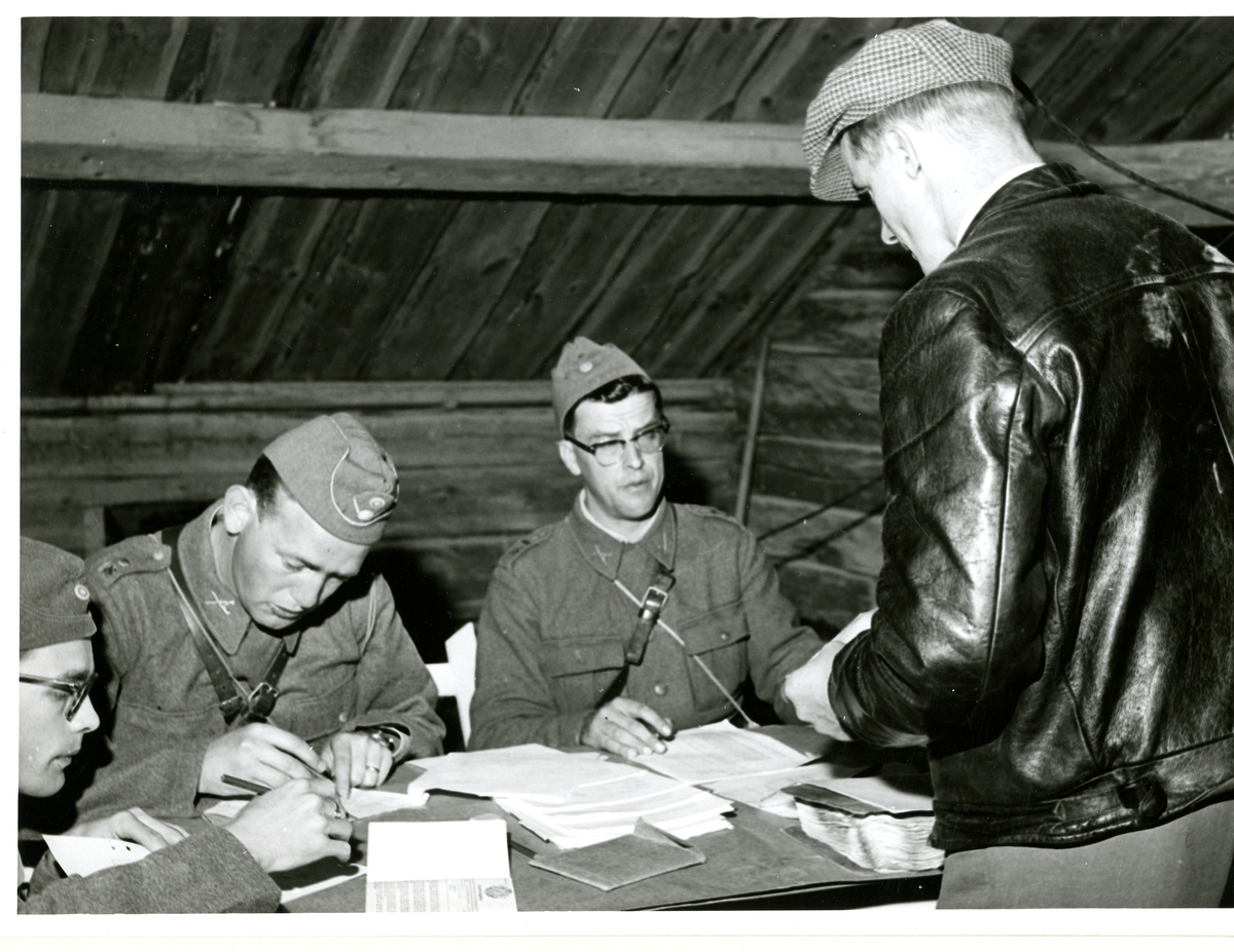 Inryckning till mobiliseringsförråd, uniform m/1939.