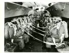 Fallskärmsjägare sitter i transportflygplan Tp 79 Douglas Dakota (C-47).