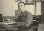 Man i trängen vid skrivbord, expeditionstjänst, uniform m/1939.