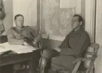 Två löjtnanter kopplar av vid skrivbord, expeditionstjänst, uniform m/1939.