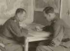 Två män studerar karta vid skrivbord, expeditionstjänst, uniform m/1939.