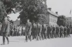 Marsch genom stad med fanor i spetsen, uniform m/1939.