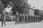 Marsch genom stad med fanor i spetsen, uniform m/1939.