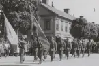 Marsch genom stad med fanor i spetsen, uniform m/1939.