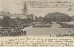Värmlands regemente I 22 paraderar på torget i Karlstad, vykort 1903.