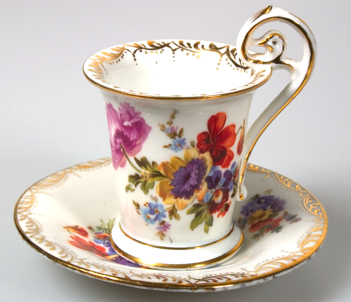 Sex kaffekoppar med fat, av vitt porslin. Guldkantsdekor. Blommålning i olika motiv i rosa, orange, blått, grönt, lila, gult mm. Av märket Meissen.


