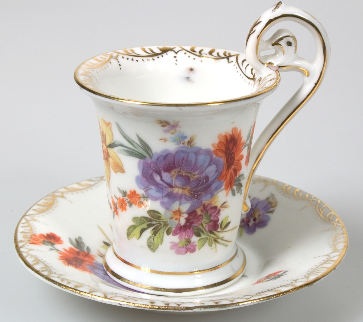 Sex kaffekoppar med fat, av vitt porslin. Guldkantsdekor. Blommålning i olika motiv i rosa, orange, blått, grönt, lila, gult mm. Av märket Meissen.


