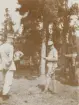 Kapten P. W. Nilsson (Jämtlands fältjägarregemente I 23) och kapten G. H. von Friesendorff (Första livgrenadjärregementet I 4) i skog.