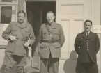 Tre män utanför expeditionsbyggnad, uniform m/1939.