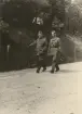 Två officerare promenerar på väg, uniform m/1939.