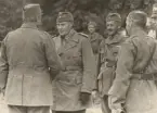 Officer skakar hand med meniga infanterister, uniform m/1939.