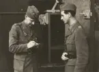 Två infanterister vid skåpbils bakdörr, uniform m/1939.