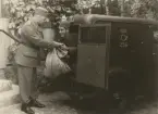 Postbil levererar postsäck, uniform m/1939.