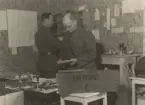 Två män sorterar post på fältpostkontor, uniform m/1939.