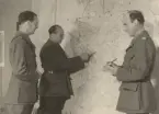 Tre infanterister studerar karta, uniform m/1939.