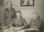 Kavallerist, infanterist och artillerist vid skrivbord, uniform m/1939.