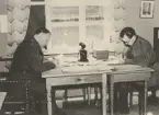 Två militärer vid skrivbord, uniform m/1939.