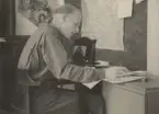 Man i skjortärmar arbetar vid skrivbord, uniform m/1939.