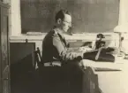 Infanteriofficer vid skrivbord med räknemaskin och telefon, expeditionstjänst, uniform m/1939.