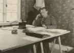 Man ur kavalleriet svarar i telefon vid skrivbord, expeditionstjänst, uniform m/1939.