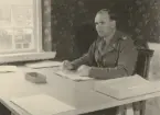 Man ur kavalleriet vid skrivbord, expeditionstjänst, uniform m/1939.