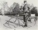 Sjukvårdare med cykel. Uniform m/1910.