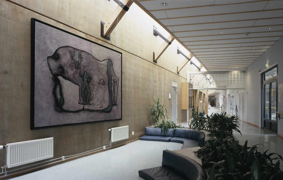 Maleriet av Kjell Erik Killi-Olsen ble innkjøpt i 2006 i forbindelse med utsmykking av Eberg skole og henger ved eventyrkroken.

Bildet er malt i olje og har kunstnerens karakteristiske fortellende og fabulerende figurasjon. Som kunstner arbeider Killi-Olsen med maleri, tegning, grafikk og skulptur. Hans kunstverk kombinerer ofte det makabre med det sårbare og til tider uhyggelige, samtidig som de kan ha humoristiske innslag. Figurene i Killi-Olsens kunst ser litt annerledes ut, de er litt rare. Kunstneren tar tak i det å være menneske og å være annerledes, om identitet og det å få lov til å være den man er. Det handler om å løfte frem annerledeshet som noe unikt og vakkert.

Kjell Erik Killi-Olsen (f 1952, Trondheim) er en av Norges mest anerkjente kunstnere internasjonalt. Han er utdannet ved Kunstskolen i Trondheim og Academia Sztuck Pieknyck i Polen, har studieopphold i New York og bodde en årrekke i Frankrike. Nå bor og arbeider han i Trondheim og Vågå.