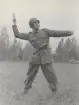 Soldat i uniform m/1939 kastar spränghandgranat m/1918.