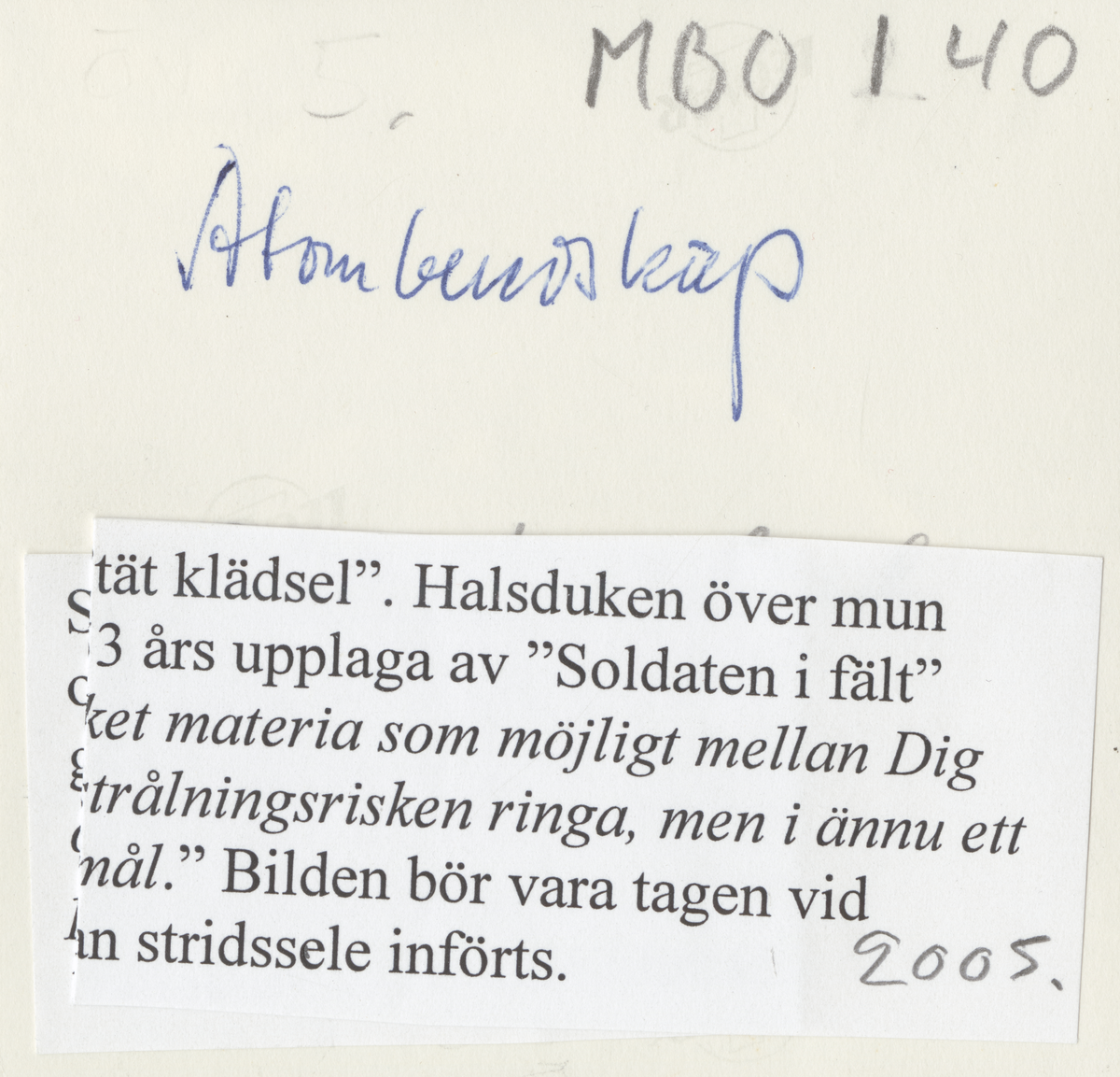 Soldat i atomberedskap – handskar och ansiktsskydd av tyg.