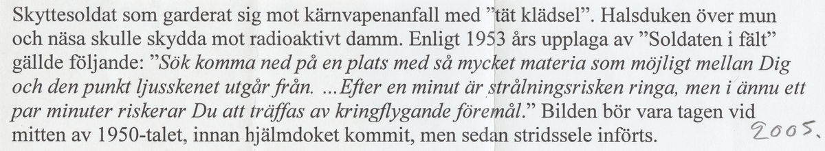 Soldat i atomberedskap – handskar och ansiktsskydd av tyg.