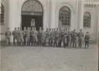 Gruppfoto utanför stall, Livregementet till häst K 1.