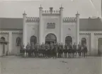 Gruppfoto utanför stall, Livregementet till häst K 1.