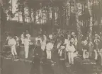 Omklädningsbestyr för teater bakom kulisserna i skogen, 1910-tal.