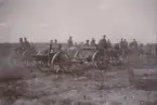 Artilleri med 7,5 cm kanon m/1902 och ammunitionsekipage bredvid.