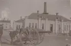 Två 7,5 cm kanoner m/1902 på gård.