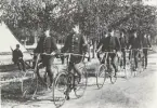 Närkes regemente. Trupp med cykelordonanser ledda av distinktionskorpral passerar tält på Sanna hed, 1892.