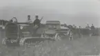 Artilleritraktorerdrar  vagnar över fält, Håtuna 1910.