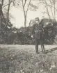 Officer vid landsväg i Håtuna, 1910.